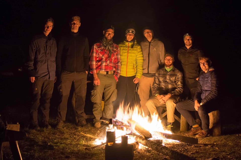 Ein früher Visionsabend am Lagerfeuer. Aus einer Idee wurde langsam ein gemeinsamer Weg.