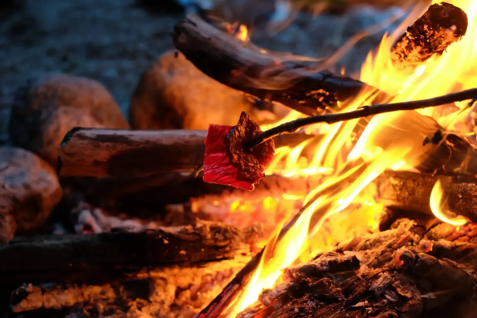 Gemeinschaft am offenen Feuer. Draußen wurden aus Plänen konkrete Erfahrungen.